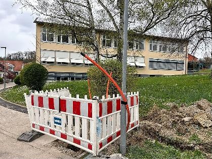 Absperrung mit Glasfaserkabel an der Grundschule